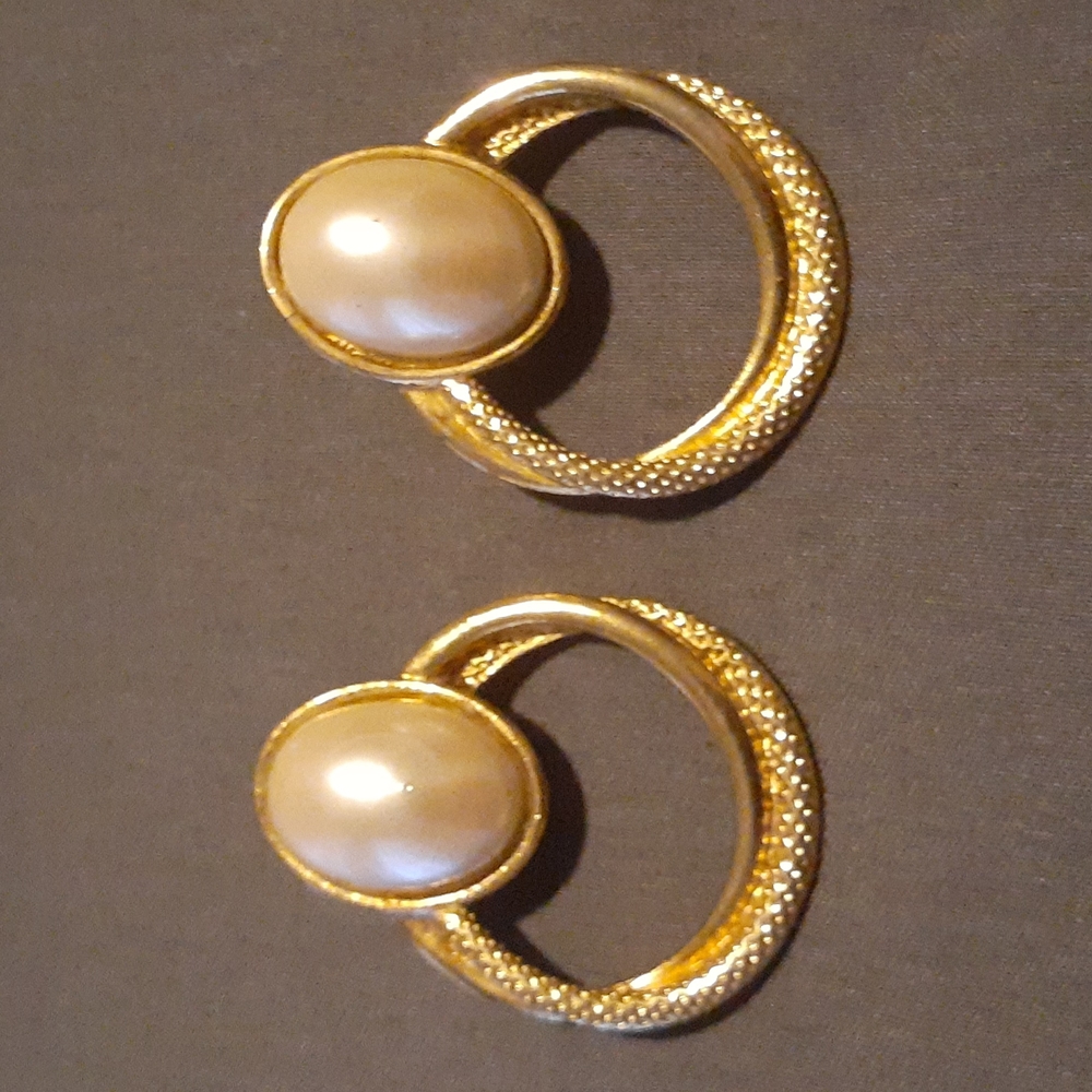 Gold Plated Circle Earrings with pearl in center. Pierce ears 1/2" X 1" ( L7 BB)